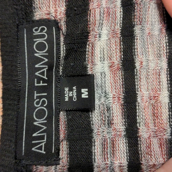 Almost Famous Short Medium Sleeve Top - Picture 2 of 3